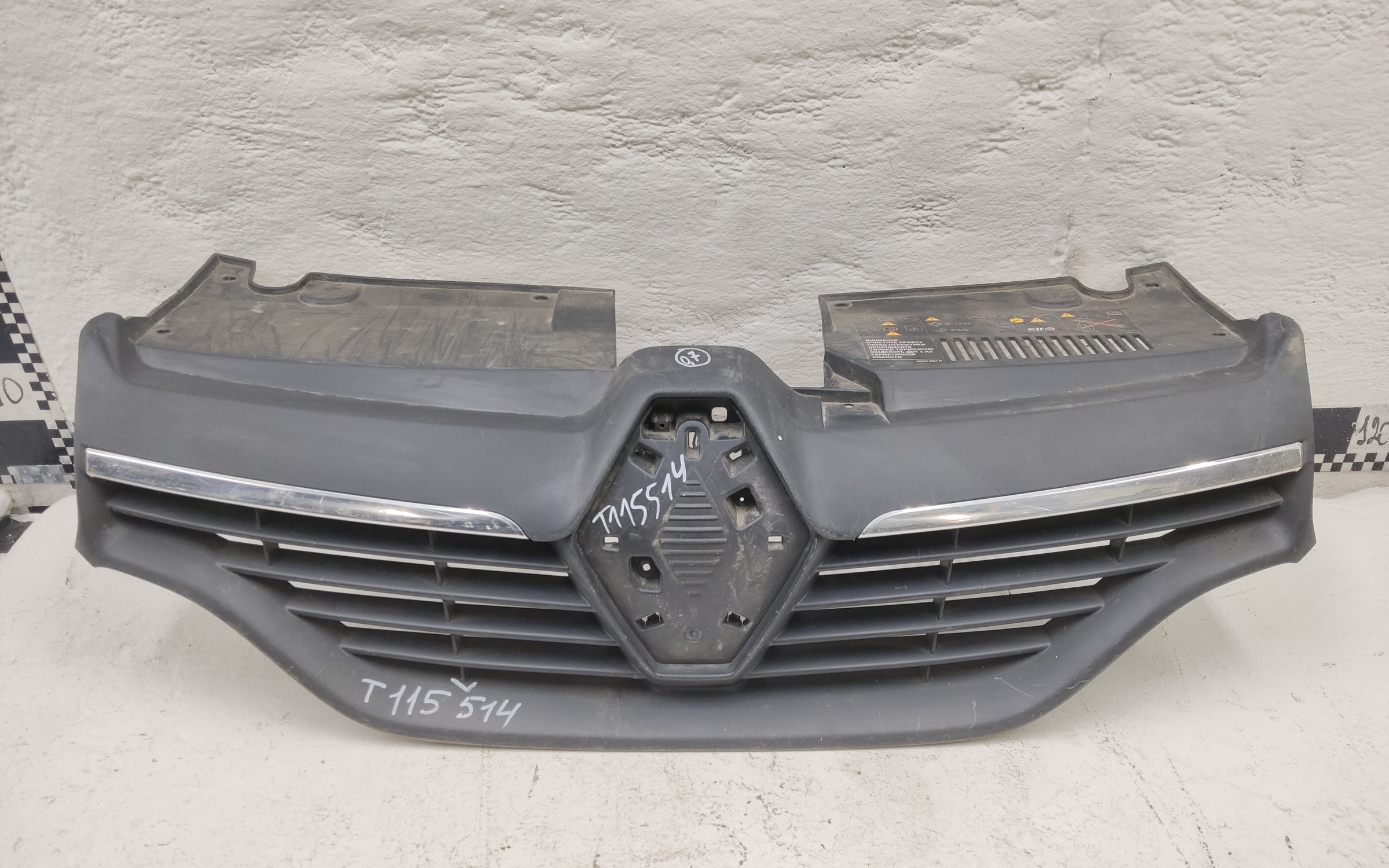 Решетка радиатора Renault Logan 2