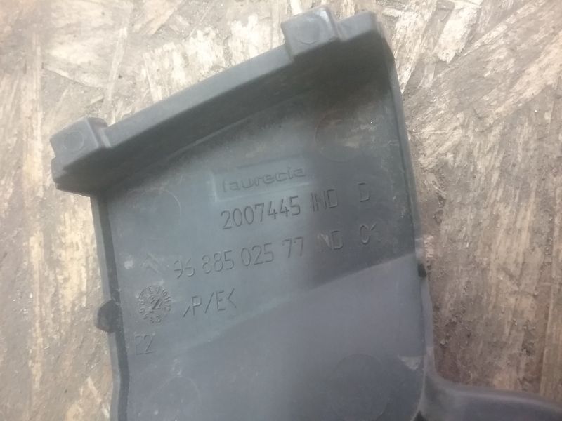 Заглушка буксировочного крюка заднего бампера Citroen DS4