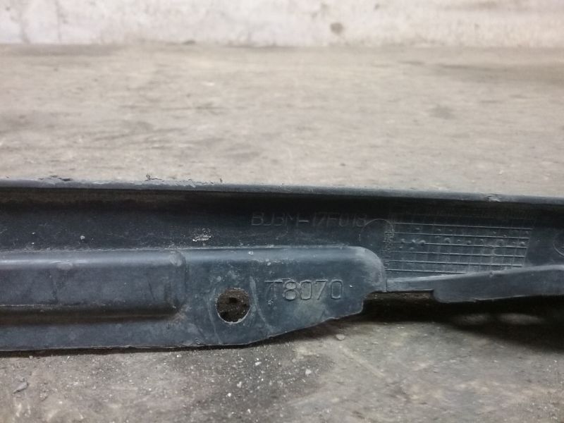 Юбка переднего бампера правая часть Range Rover Evoque