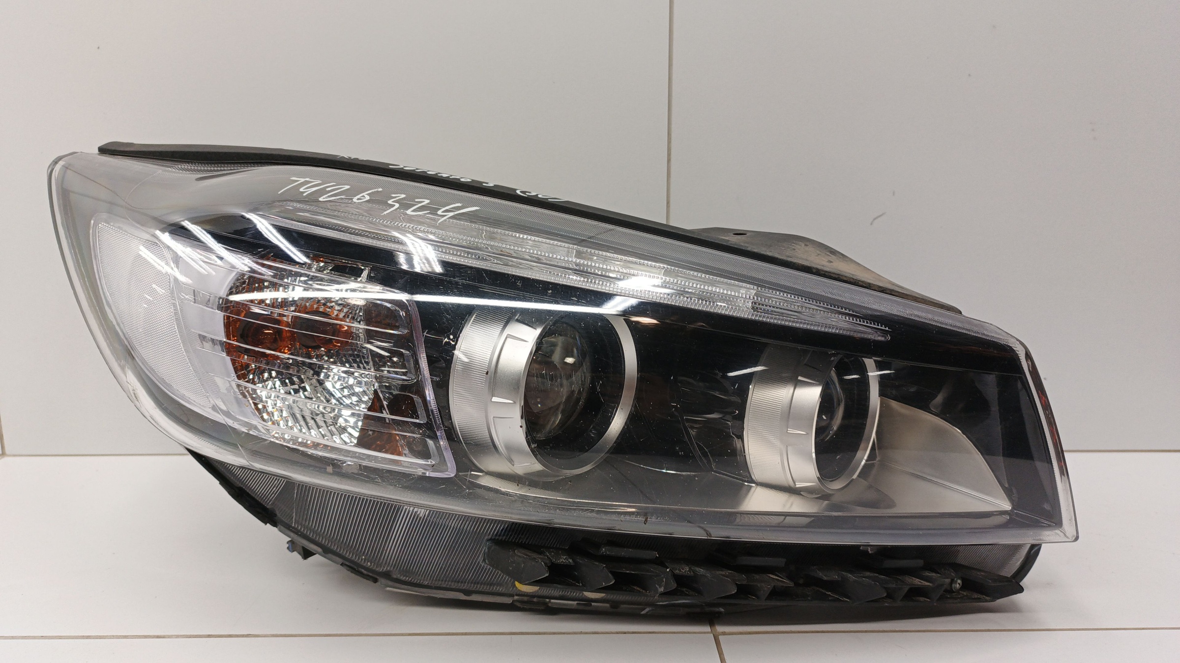 Фара передняя правая Kia Sorento 3 ксенон ДХО
