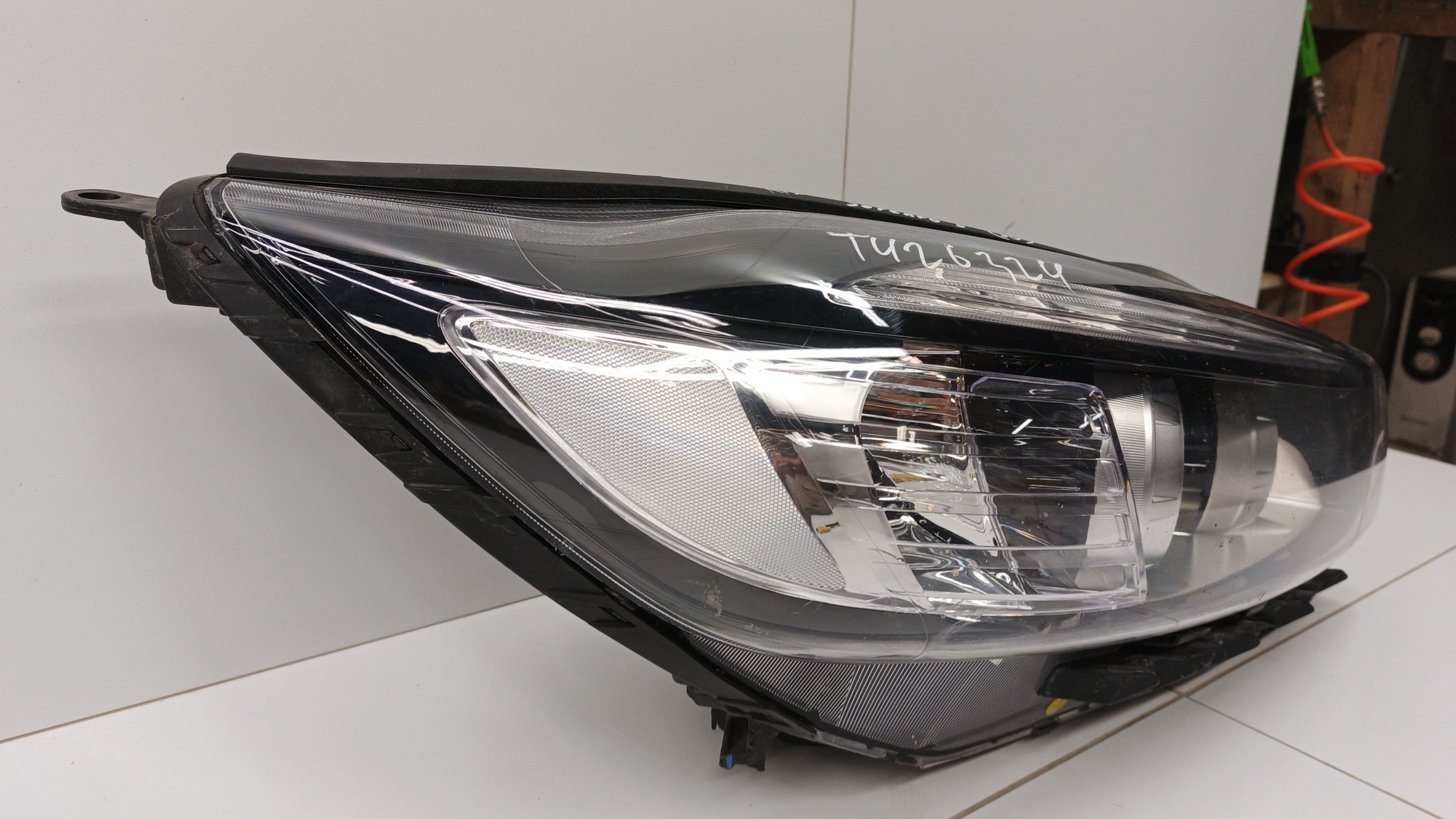 Фара передняя правая Kia Sorento 3 ксенон ДХО