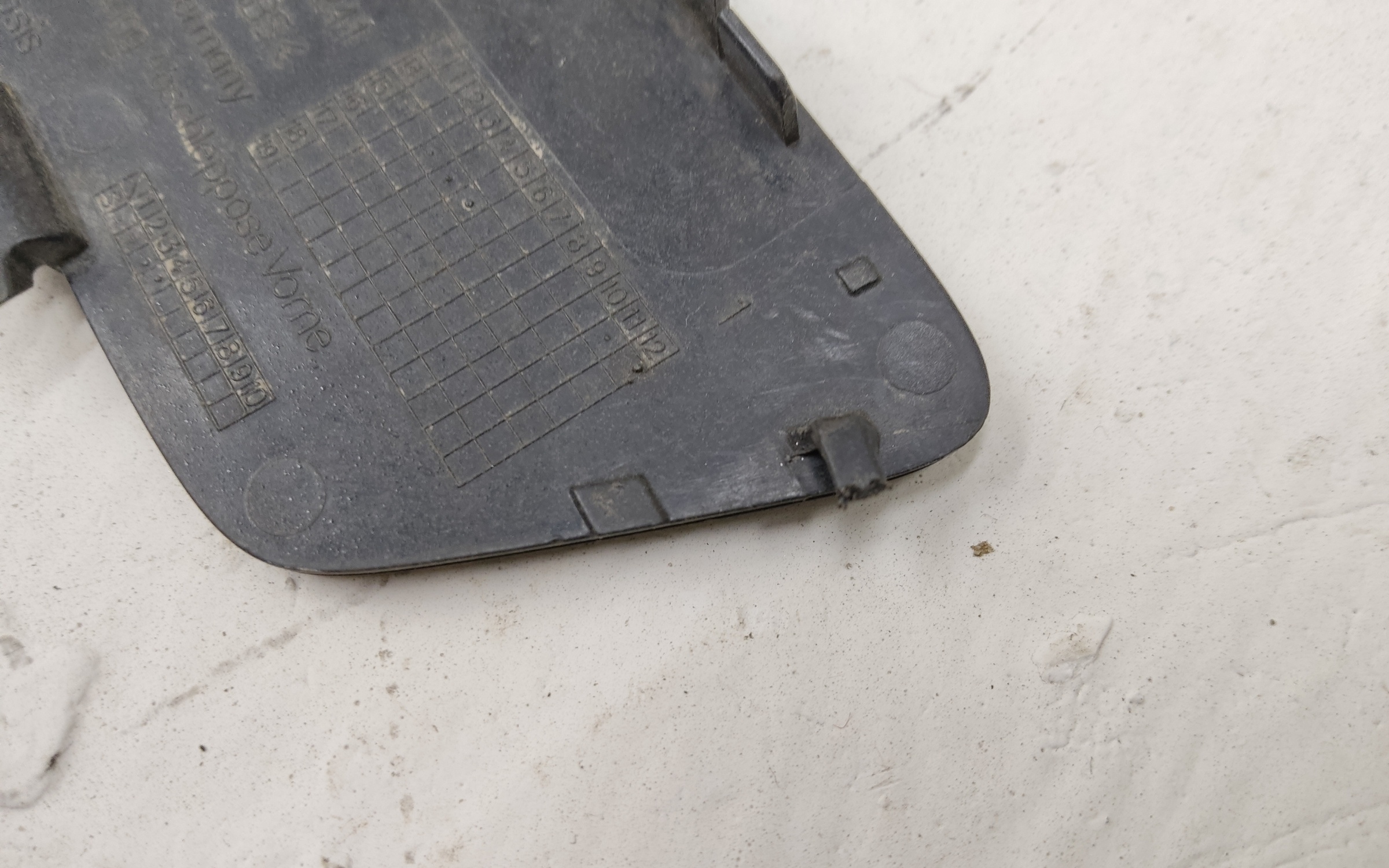 Заглушка буксировочного крюка переднего бампера Audi A4 B9