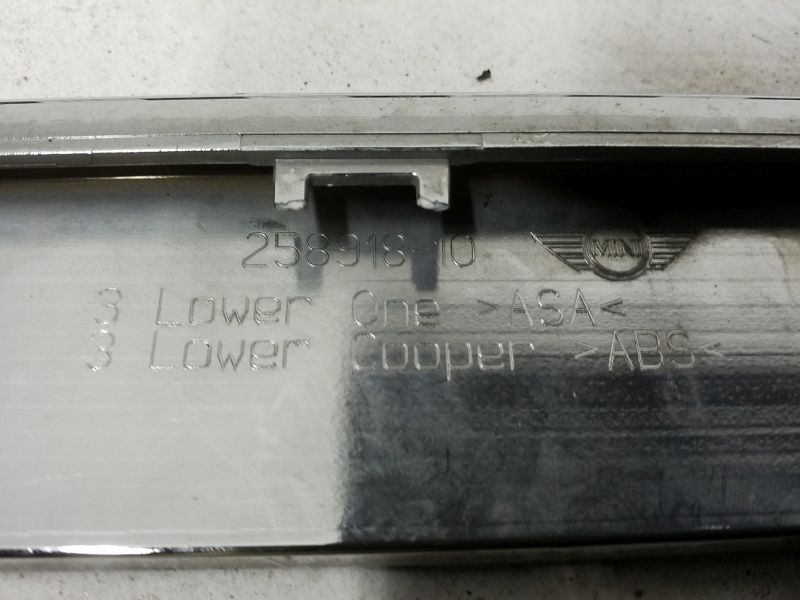 Накладка &laquo; хром &raquo;  решетки радиатора третья нижняя Mini Cooper F56 