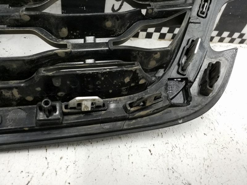 Решетка радиатора Land Rover Discovery 5