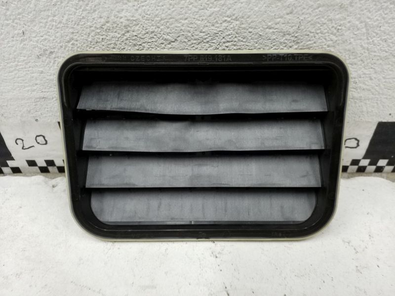 Решетка вентиляции багажника Volkswagen Touareg 2
