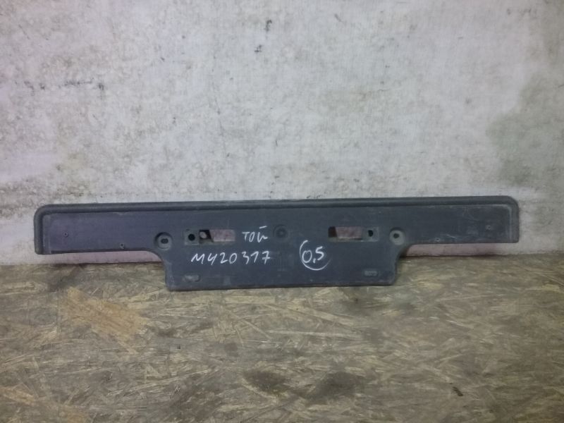 Накладка переднего бампера под номерной знак Toyota Land Cruiser 200