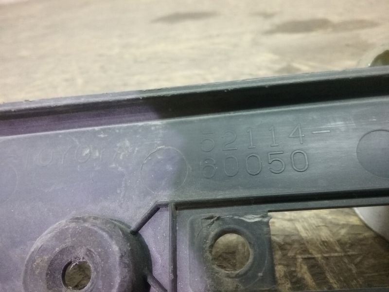 Накладка переднего бампера под номерной знак Toyota Land Cruiser 200