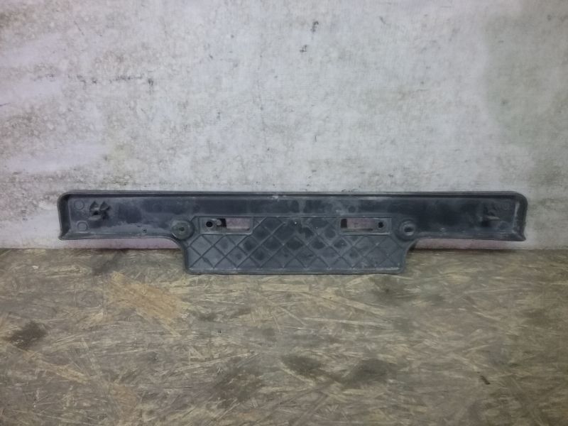 Накладка переднего бампера под номерной знак Toyota Land Cruiser 200